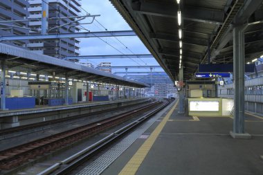 Tokyo, Japonya 'daki tren istasyonu manzaralı.
