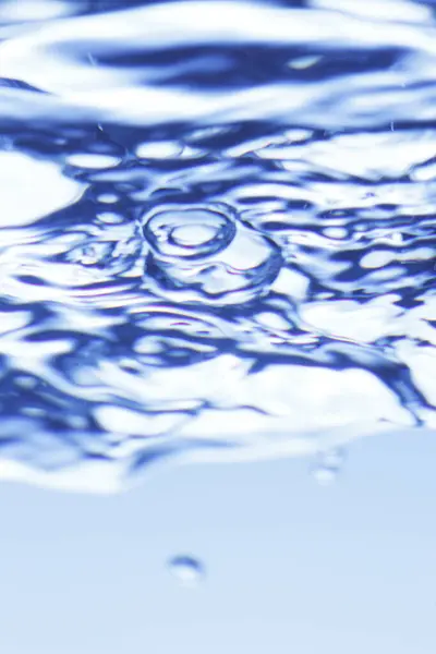 Μακροσκοπική Λήψη Πιτσιλίσματος Νερού Μπλε Φόντο — Φωτογραφία Αρχείου