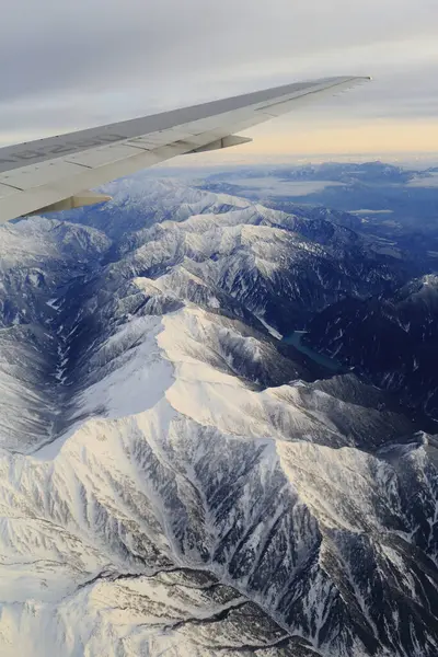 Uçak penceresinden hava manzarası, güzel dağ manzarası.    