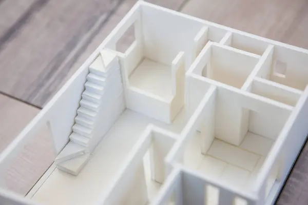 ホワイトプラスチック製の家のモデルのクローズアップ — ストック写真