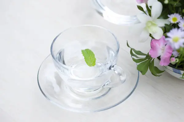 Γλυκό Νερό Φύλλα Δυόσμου Και Λουλούδια Στο Τραπέζι — Φωτογραφία Αρχείου