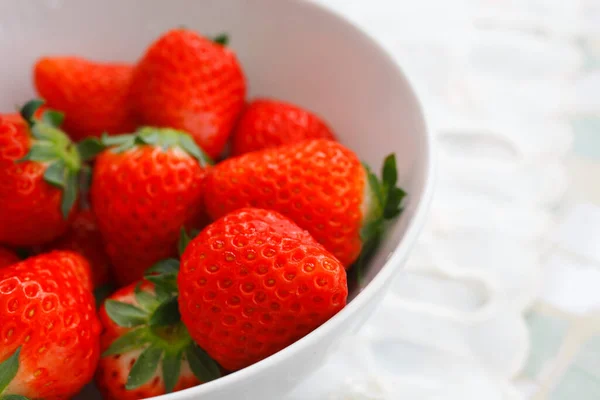 Nahaufnahme Von Frischen Roten Erdbeeren Weißer Schüssel Auf Dem Tisch — Stockfoto