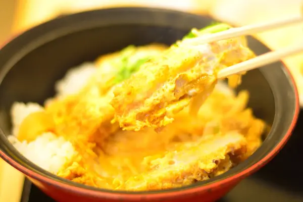箸で揚げた日本のオムレツを食べる — ストック写真