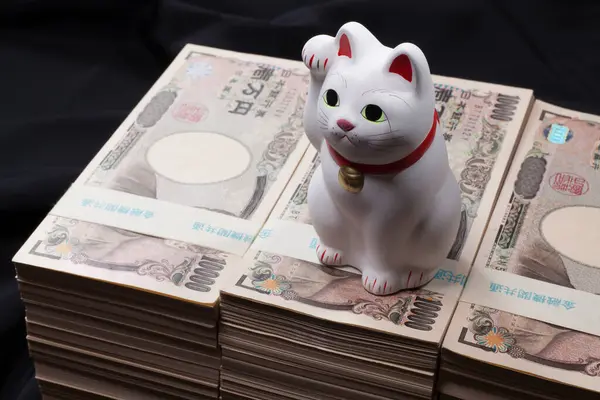 日本円紙幣とマネキネコ猫 運と富を象徴する — ストック写真