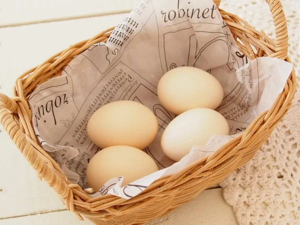 Primer Plano Los Huevos Una Cesta — Foto de Stock