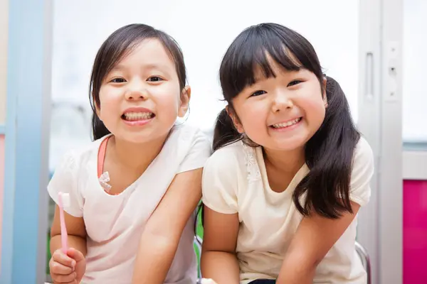 Dvě Malé Asijské Dívky Čistí Své Zuby Dohromady — Stock fotografie