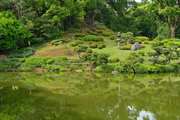 Parktaki güzel Japon bahçesi.