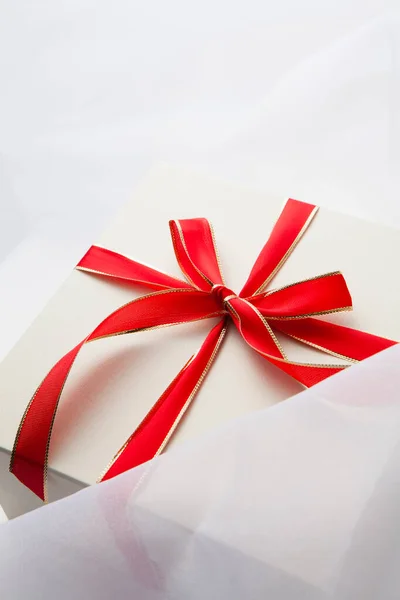 礼品盒 白色背景带 — 图库照片
