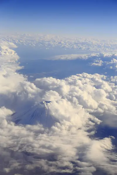 从飞机上看日本的山地富士和云彩 图库图片