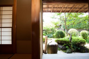 Bahçeli eski bir Japon evi.  