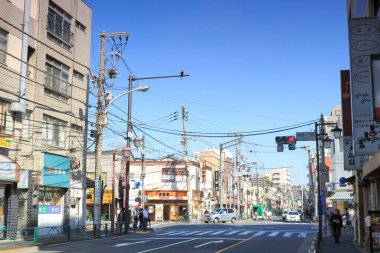 Şehir sokaklarının mimarisinde dokuma yapan nakliye aracı