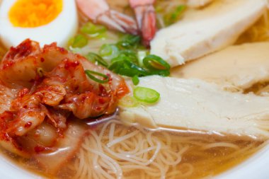 Erişte, kimchi, yumurta, karides ve et.