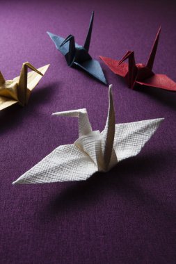 arkaplanda origami vinçlerinin yakın plan görüntüsü              