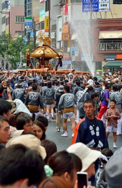 Japonya - Ağustos 2014: Sanja Matsuri Festivali sırasında ağır taşınabilir türbe (mikoshi) taşıyan bir grup Japon erkek.