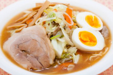 Japon yemeği, domuz eti, sebze, erişte ve yumurtalı udon çorbası.