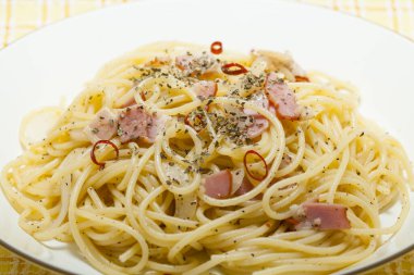 Pastırmalı spagetti carbonara.          