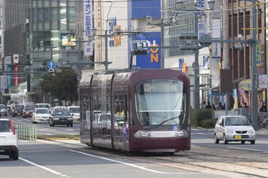 Tramvay şehrin caddesinde ilerliyor..