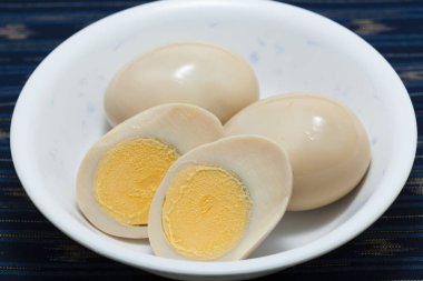Tabakta haşlanmış yumurta, yakından bak.