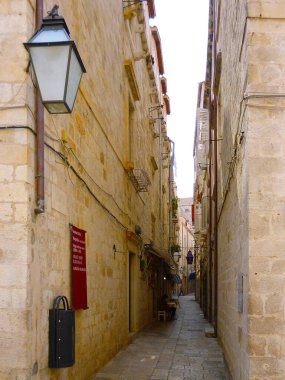 Malta 'nın Mdina şehrindeki dar bir sokak, genellikle Sessiz Şehir olarak anılır, 16. yüzyıla kadar Malta' nın başkenti olarak hizmet veren güçlendirilmiş bir ortaçağ şehri.. 