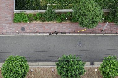 Park etmiş bisikletli şehir yolu manzarası