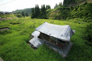 Dağlarda eski bir ev