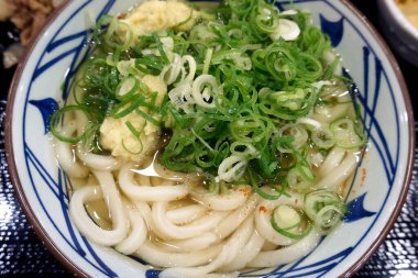 Sebzeli kızarmış şehriye fotoğrafı.