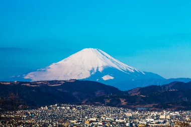 Fuji dağ manzarasının önündeki Japon şehri