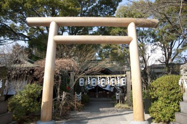 Saygıdeğer bir Japon tapınağının manzaralı tasviri