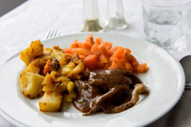 Patates kızartması ve soslu biftek.