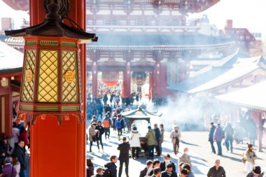 Ziyaretçiler tatilde eski bir Japon türbesine akın ediyorlar.