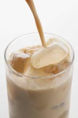Bir bardak süt ve buzlu kahve.