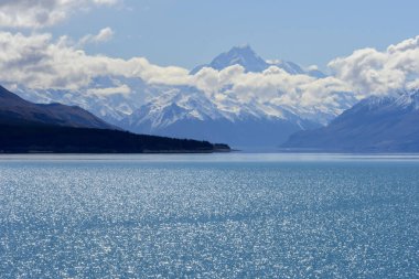 Dağlardaki göl manzarası 