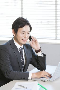 Onun dizüstü bilgisayar kullanan genç işadamı