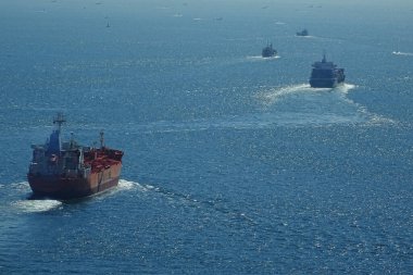 Sakin denizde çeşitli kargo gemileri