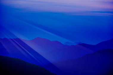 Güzel dağların manzarası, dağlarla çevrili doğal arka plan.              