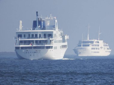 Denizde seyreden gemiler.