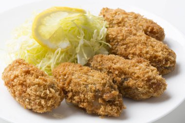 Tavuklu nugget, lahana ve limon tabakta.