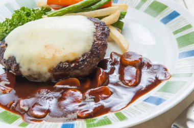 Patates püresi, sebze püresi ve beyaz tabakta et suyu.