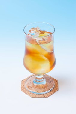 Mavi arka planda dondurmalı taze yaz kokteyli.