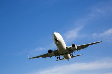 Mavi gökyüzünde uçan uçak  