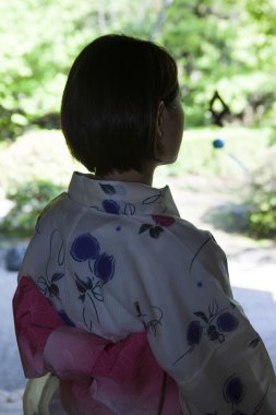 Japon kimonolu kadına yakından bak. 