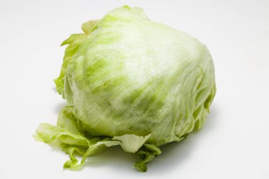 Beyaz arka planda taze organik lahana manzarası