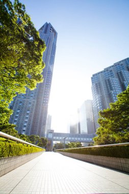 Modern binalar ve mavi gökyüzü - Tokyo, Japonya 'da