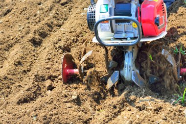 Tarımsal makinelerin tarlayı tarlada sürüşüne yakın çekim  