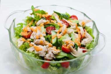 Lezzetli tavuk salatası ve sebze manzarası.                                     