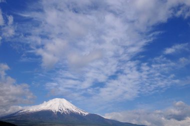 Fuji Dağı karla kaplı. 