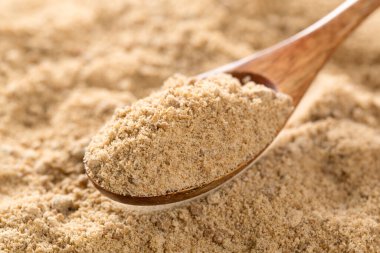kaşık yakın görüntüsünde kahverengi toz