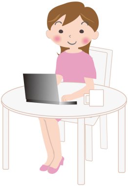 Laptopun yanında çalışan gülümseyen kadın.