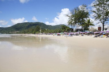 Deniz manzarası çok güzel. İnsanlar gündüzleri plajda dinleniyor.