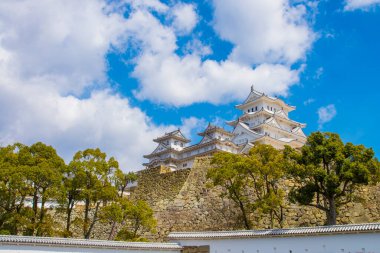 Japonya 'daki ünlü Osaka şatosu kulesinin manzaralı görüntüsü.